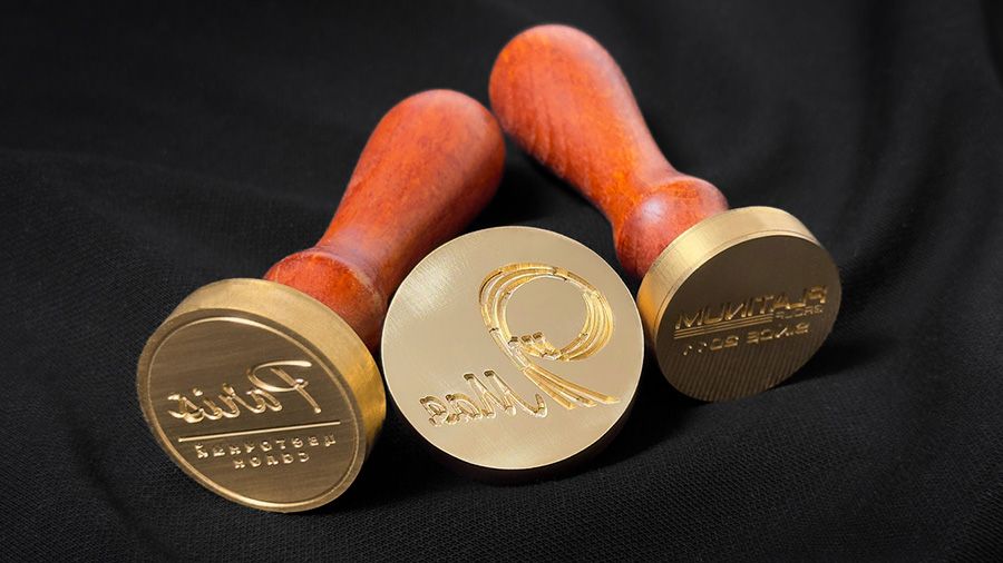 Клише для сургуча на деревянной ручке